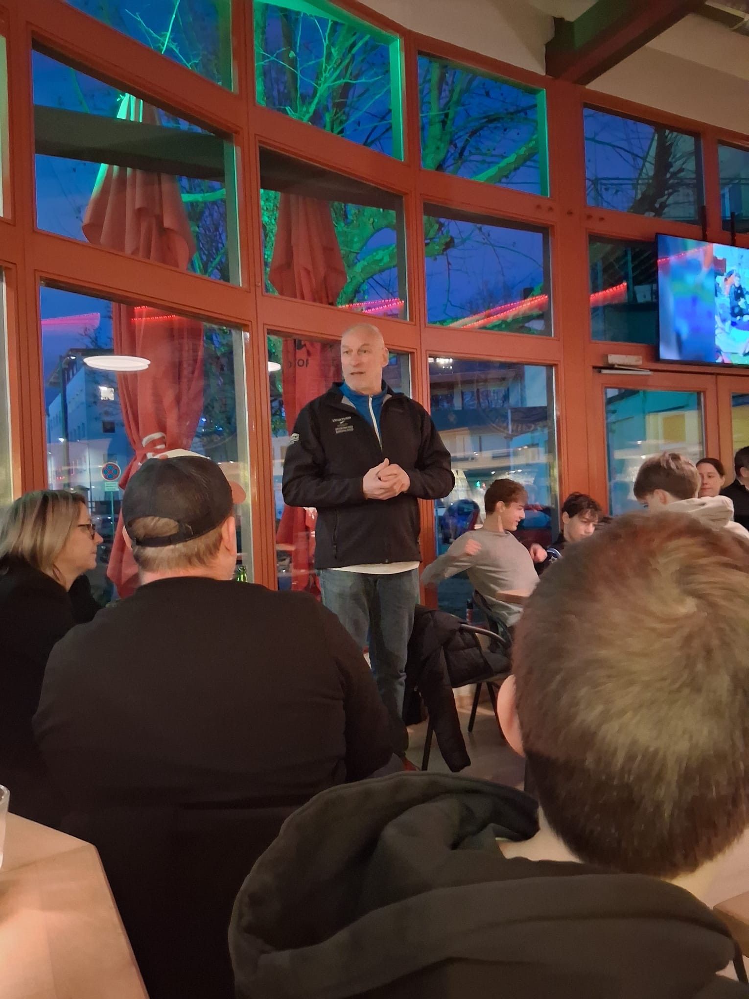 1. Vorsitzende begrüßt die Teilnehmenden